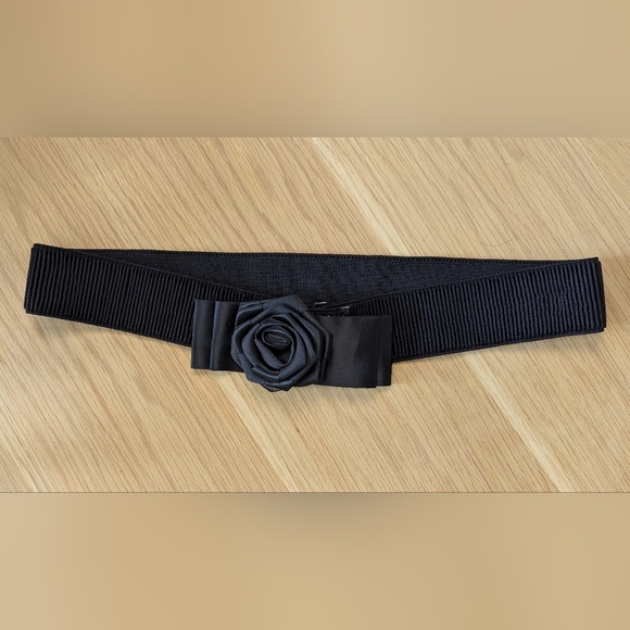 Women's Elasticized Black Belt With Flower/Rosette Bow Detail - Picture 4 of 11